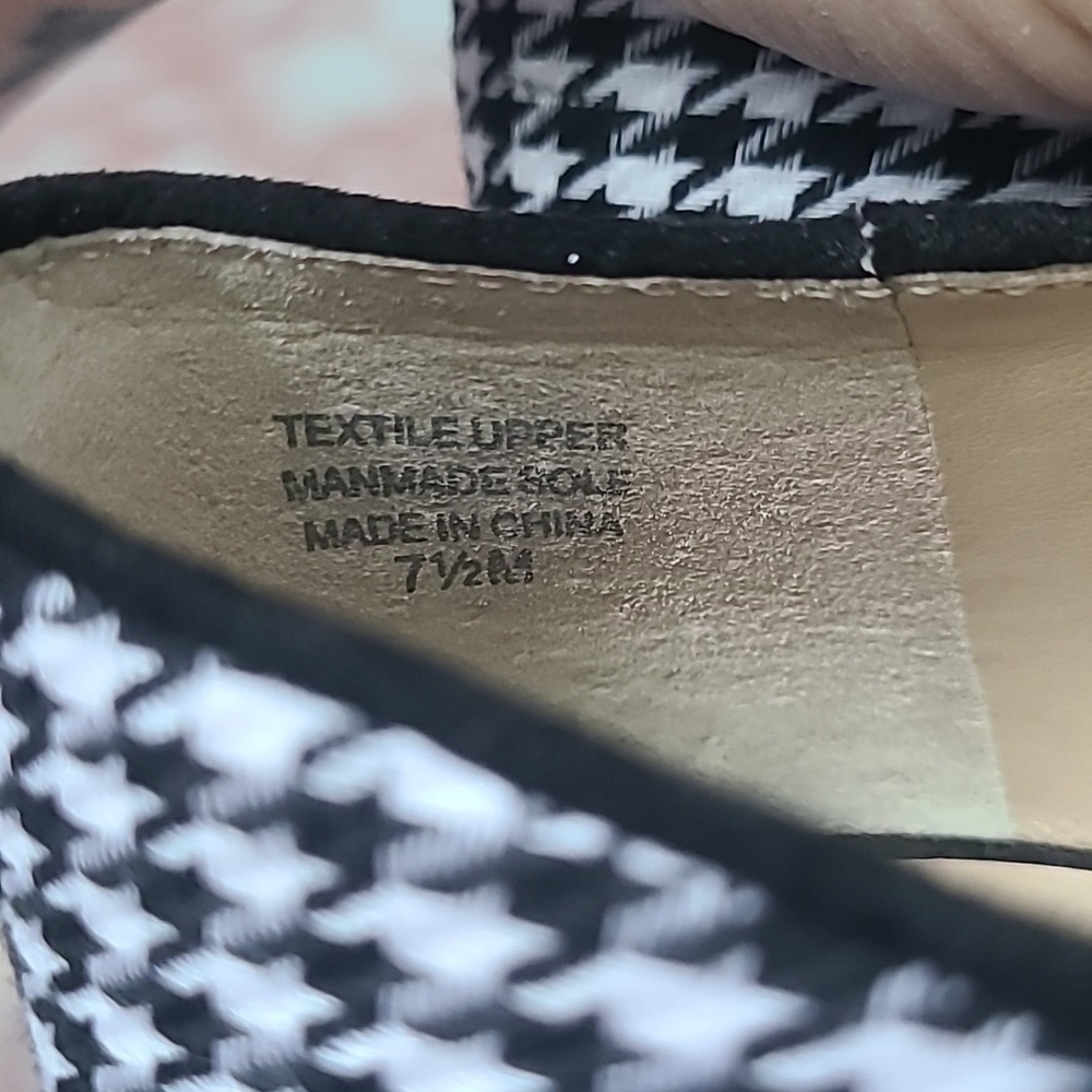 EUC Ann Taylor Black White Chevron Gold Heel Pointed Toe Flat Sz 7.5M - Picture 7 of 7
